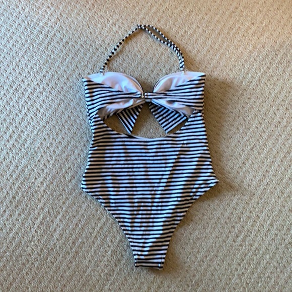 Striped, one piece - Picture 2 of 2